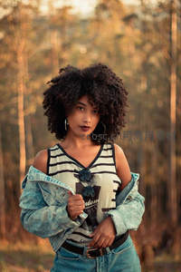 森林中爆炸头女孩自信直视镜头