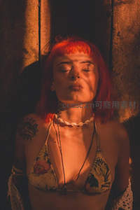 红发女子闭目享受暖光沐浴