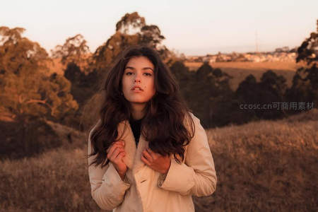 黄昏田野中的沉思少女