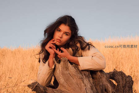 麦田枯木旁的文艺女孩
