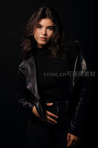 黑衣皮夹克酷飒女郎