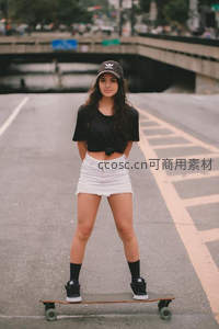 街头滑板少女活力四射
