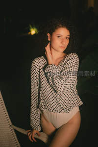 夜色中波点少女静谧写真