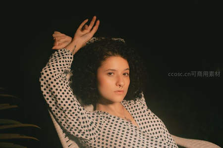 黑底波点裙少女优雅摆姿