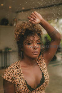 豹纹美人雨后玻璃窗前凝视