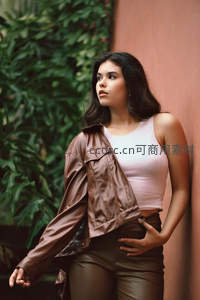 棕皮夹克女孩倚墙凝望远方