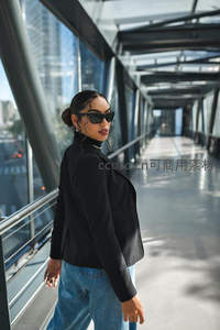 都市天桥上黑衣女子回眸，现代感十足