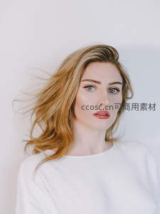 金发女子凝视镜头，柔光下的优雅肖像