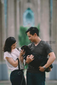 情侣怀抱爱犬温馨互动