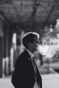 黑白光影中吐烟的男子