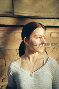 暖光洒落女子侧颜宁静