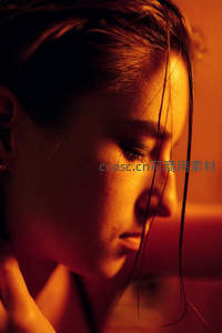 暖光中闭目沉静的侧颜特写