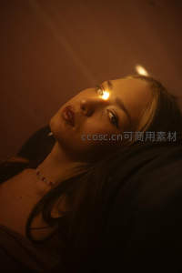 烛光映眼眸，慵懒女子侧卧凝望