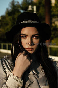 黑帽女子午后街拍，蕾丝衣领添复古韵味