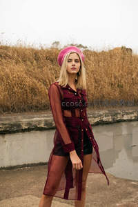 粉帽少女田野写真