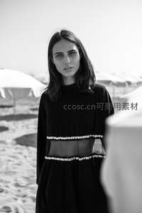 黑裙女子沙滩静立