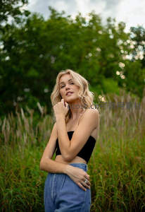 绿野仙踪中的金发女孩，自然与美的交融