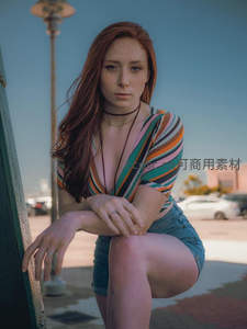 街头红发少女，条纹上衣与牛仔短裤的都市风情