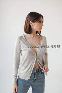 浅灰开衫搭配牛仔裤，慵懒随性日常装