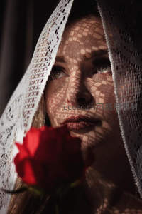 面纱玫瑰下的神秘眼神