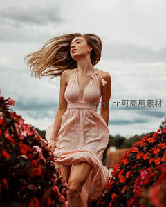 风中飞扬的粉裙花径舞者