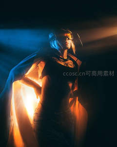 霓虹光影中酷炫的未来战士