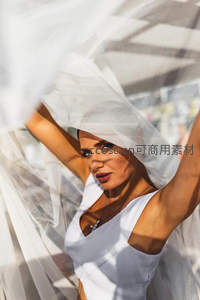 白纱轻舞间优雅绽放的瞬间