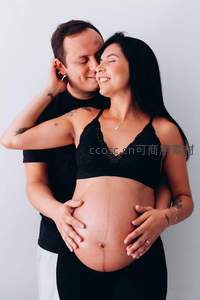 准爸妈温馨拥抱孕肚