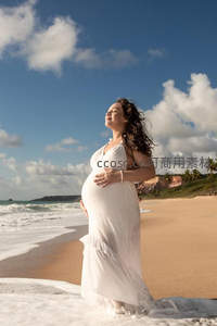 海滩孕妈迎风感受海浪