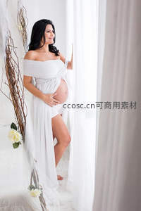 窗边白裙孕妈微笑凝望远方