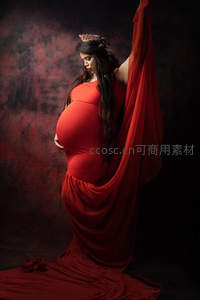 红袍女王孕肚如月华般神圣