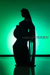 绿光剪影孕妈侧立如雕塑