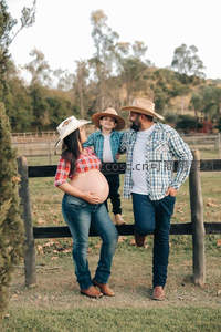 牛仔家庭农场围栏前幸福合影