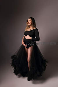 黑纱孕妈影棚内优雅侧立凝望