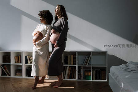 两位准妈妈并肩而立，共享孕期时光