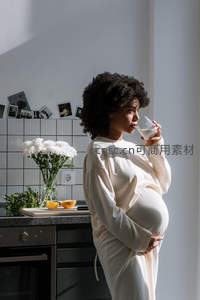 厨房里喝牛奶的孕妈，享受健康日常