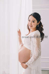 窗边白纱帘后孕妈含笑