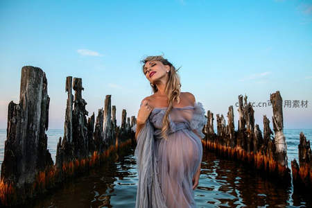 夕阳水桩间孕妈仰望天空