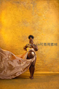 金色背景下的女王式孕妈写真