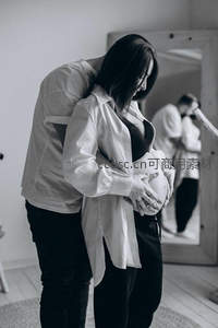 黑白影像中夫妻相拥守护孕肚