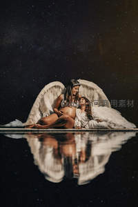 星夜天使母女，池边倒影梦幻如童话