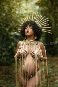 金色光芒孕妈，森林深处展现神圣母性