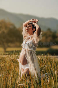 田野中孕妈仰望天空