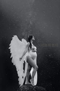星空下天使孕妈黑白写真
