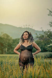 田野女王：孕妈头戴光环立于麦田