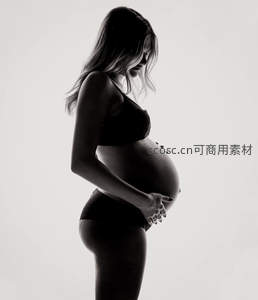 简约黑白：孕妈侧身凝视腹部曲线