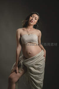 柔美孕姿：蕾丝裹身布下的恬静时光