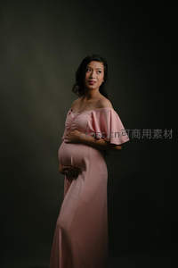 粉裙孕妈：暗调背景下的优雅守护