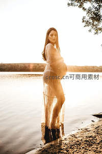 夕阳湖岸，孕妈剪影尽显母性光辉