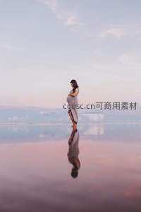 夕阳下孕妈静立水面，倒影如画意境唯美